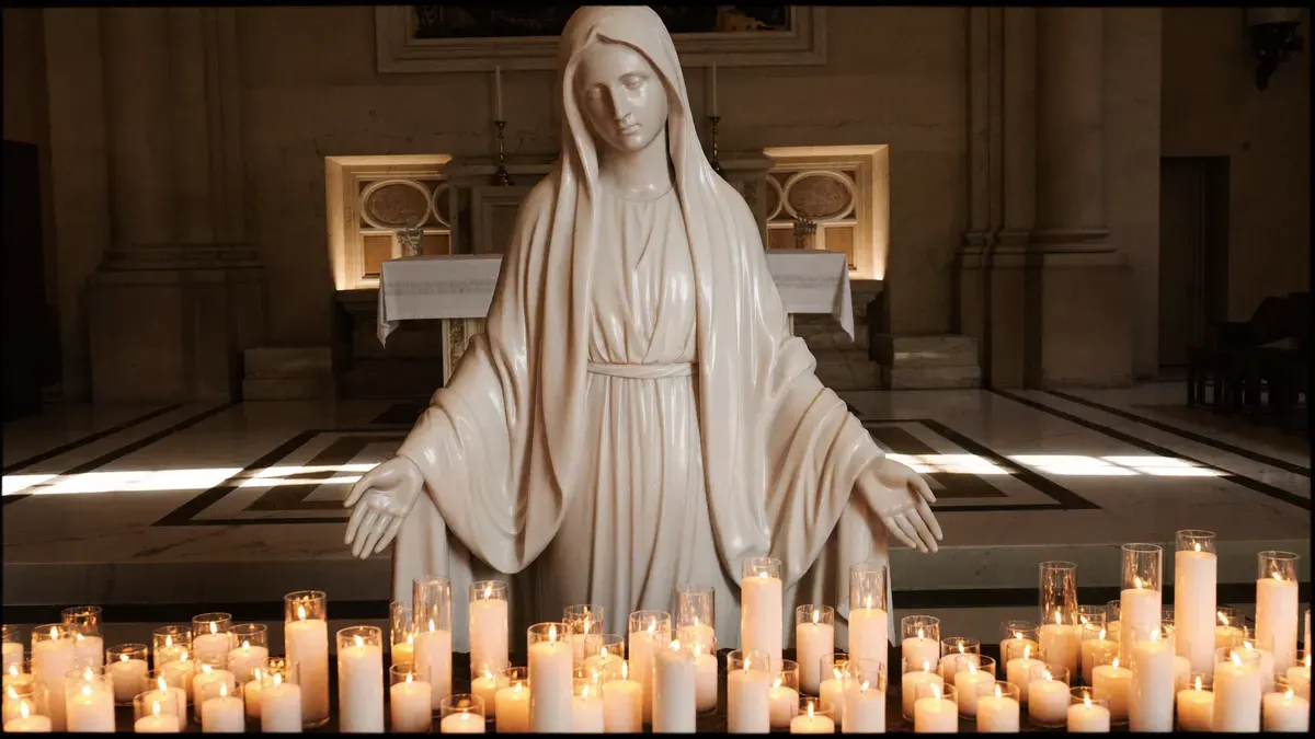 Imagem de Nossa Senhora em uma igreja iluminada por velas